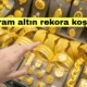 Gram altın, yeni bir rekor kırarak çeyrek altın fiyatlarıyla birlikte 3,000 TL'yi aştı. Gram altın, yeni haftaya rekor bir seviyede başladı, ons altın ise 2,000 dolar seviyesine yükselerek yaklaşık 5 ay aradan sonra bu seviyeye ulaştı. Bu yükseliş, İsrail'in Filistin'e uyguladığı şiddetin yarattığı risklerin de etkisiyle gerçekleşti. Ekim ayının başında ons altının fiyatı bin 810 dolar civarındaydı, ancak Orta Doğu'daki çatışma ortamının artması, ons altın fiyatlarını hızla yükseltti. Bu yükseliş, gram altın fiyatlarını da etkileyerek iç piyasada bin 826 lira seviyesini görmelerine neden oldu. Ayrıca, sarrafiye grup altınlarında iç piyasada talep artışı yaşanıyor. Altın, güvenli bir liman olarak görülüyor ve özellikle işlemesiz altın türleri yatırımcıların ilgisini çekiyor. Kapalıçarşı'da gram altın bin 844 liradan, çeyrek altın ise 3,000 21 liradan, yarım altın 3,000 42 liradan, tam altın ise 12,000 35 liradan satılıyor. Kapalıçarşı'da kuyumculuk işiyle uğraşan Anıl Şengül, altın fiyatları ile ilgili şunları söyledi: "İsrail-Filistin savaşı, ons altın fiyatlarını etkiledi. Ons altın fiyatı 1820 dolar seviyelerinden 2,000 dolar seviyesine yükseldi. Dünya genelinde kıymetli metallere olan talep arttı ve ülkemizde en güvenilir yatırım aracı olarak görülen altına olan talep de arttı. Özellikle Kapalıçarşı'da çeyrek altın ve gram altına büyük ilgi var. Vatandaşlar, işlemesiz altınları yatırım için tercih ediyor." Şengül ayrıca, "Gram altın sabah saatlerinde bin 850 liradan açılış yapmış ve bin 852 liraları görmüştü. Şu an itibarıyla gram altın fiyatı bin 845 lira civarında bulunuyor. Altın, özellikle uzun vadeli yatırım için önemli bir araçtır ve güvenilir bir liman olarak kabul edilir" şeklinde konuştu.