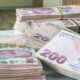 Türkiye İstatistik Kurumu (TÜİK) tarafından açıklanan verilere göre, kasım ayında altın, hem aylık hem de yıllık bazda en fazla getiriyi elde eden yatırım aracı oldu. Altın, kasım ayında yüzde 2'lik bir artışla, yıllık bazda ise yüzde 10,19'luk bir getiri sağladı. Kasım ayına ilişkin finansal yatırım araçlarının reel getiri oranlarını değerlendiren TÜİK, en yüksek reel getirinin Tüketici Fiyat Endeksi (TÜFE) ile düzeltilmiş verilere göre yüzde 2 ile külçe altında olduğunu bildirdi. Aynı dönemde Yurt İçi Üretici Fiyat Endeksi (Yİ-ÜFE) ile düzeltilmiş verilere göre külçe altın yatırımcısına yüzde 2,47 kazanç sağladı. Yatırım araçlarına Yİ-ÜFE ile düzeltilmiş bazda bakıldığında, euro yüzde 2,27 ile pozitif bir reel getiri sağlarken, dolar yüzde 0,02 ve mevduat faizi (brüt) yüzde 0,54, BIST 100 endeksi yüzde 4,9 ve Devlet İç Borçlanma Senetleri (DİBS) yüzde 5,85 oranında kayba neden oldu. TÜFE ile düzeltilmiş verilere göre ise, euro yüzde 1,8 reel getiri sağlarken, dolar yüzde 0,47, mevduat faizi (brüt) yüzde 1, BIST 100 endeksi yüzde 5,34 ve DİBS yüzde 6,27 oranında yatırımcısını zarara uğrattı. Üç aylık değerlendirmede, Yİ-ÜFE ile düzeltilmiş verilere göre külçe altın yüzde 1,14 ile en yüksek reel getiriyi sağlarken, TÜFE ile düzeltilmiş verilere göre yüzde 2,06 oranında yatırımcısına kaybettirdi. Aynı dönemde DİBS, Yİ-ÜFE ile düzeltilmiş verilere göre yüzde 22,36, TÜFE ile düzeltilmiş verilere göre yüzde 24,82 ile en çok kaybettiren yatırım aracı oldu. Altı aylık değerlendirmede BIST 100 endeksi, Yİ-ÜFE ile düzeltilmiş verilere göre yüzde 29,31, TÜFE ile düzeltilmiş verilere göre yüzde 23,12 ile en yüksek reel getiri sağlayan yatırım aracı oldu. Aynı dönemde DİBS, Yİ-ÜFE ile düzeltilmiş verilere göre yüzde 43,43, TÜFE ile düzeltilmiş verilere göre yüzde 46,13 ile en çok kaybettiren yatırım aracı olarak kayıtlara geçti. Finansal yatırım araçları yıllık olarak değerlendirildiğinde, külçe altın Yİ-ÜFE ile düzeltilmiş verilere göre yüzde 25,48, TÜFE ile düzeltilmiş verilere göre yüzde 10,19 ile en yüksek reel getiri sağlayan yatırım aracı oldu. Yıllık değerlendirmede, Yİ-ÜFE ile düzeltilmiş verilere göre BIST 100 endeksi yüzde 21,16, euro yüzde 14,64 ve dolar yüzde 8,18 reel getiri sağlarken, mevduat faizi (brüt) yüzde 19,37 ve DİBS yüzde 47,49 kaybettirdi. TÜFE ile düzeltilmiş verilere göre BIST 100 endeksi yüzde 6,4, euro yüzde 0,67 reel getiri sağlarken, dolar yüzde 4,99, mevduat faizi (brüt) yüzde 29,19 ve DİBS yüzde 53,88 kayba neden oldu.