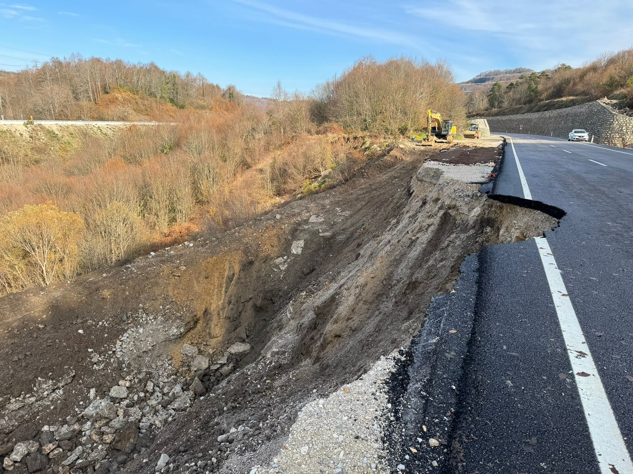 Heyelan sonrası kapanan yol, 1 ay sonra ulaşıma açıldı